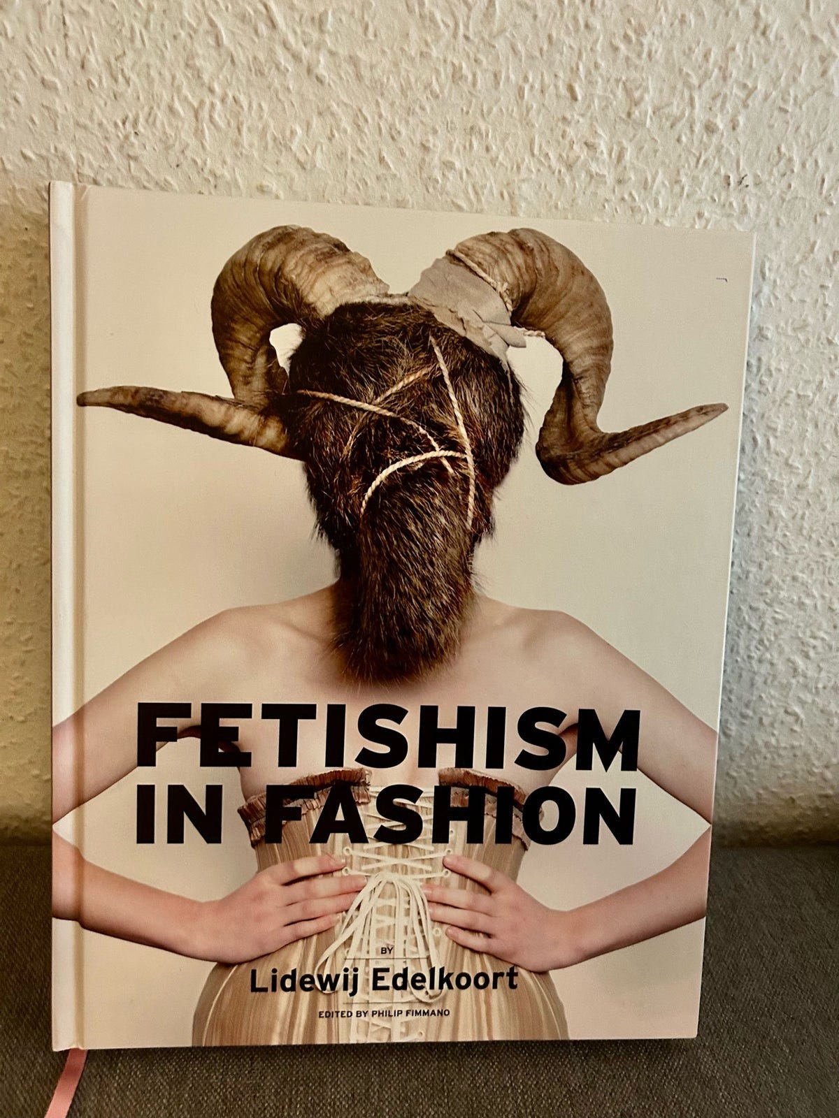 Fetishism in Fashion (Lidewij Edelkoort) купить книгу в Киеве