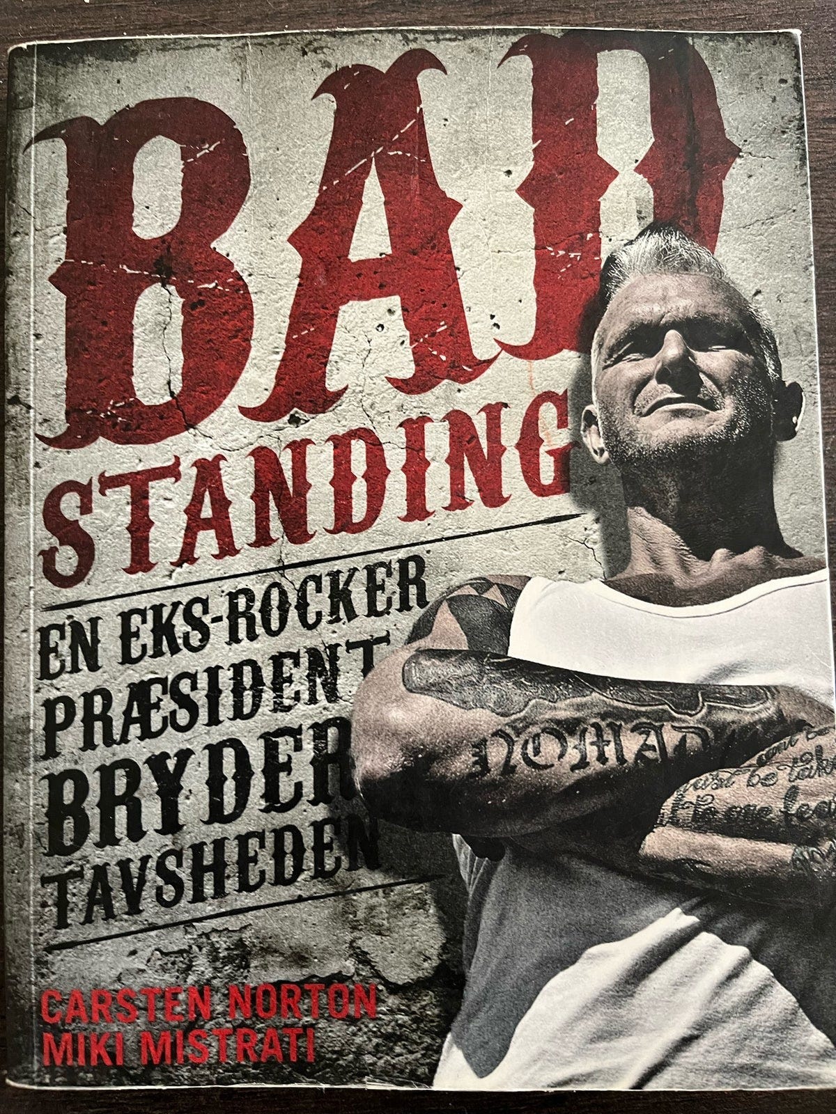 Bad standing eks-rocker præsident brydr tavshed Miki Mistrati Carsten ...