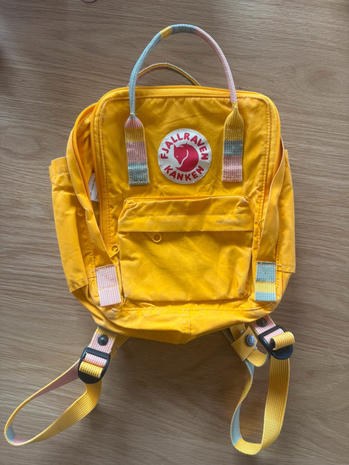 🌈 Fjällräven Kånken Mini – Gul m. Regnbuehanke 🌈 | DBA