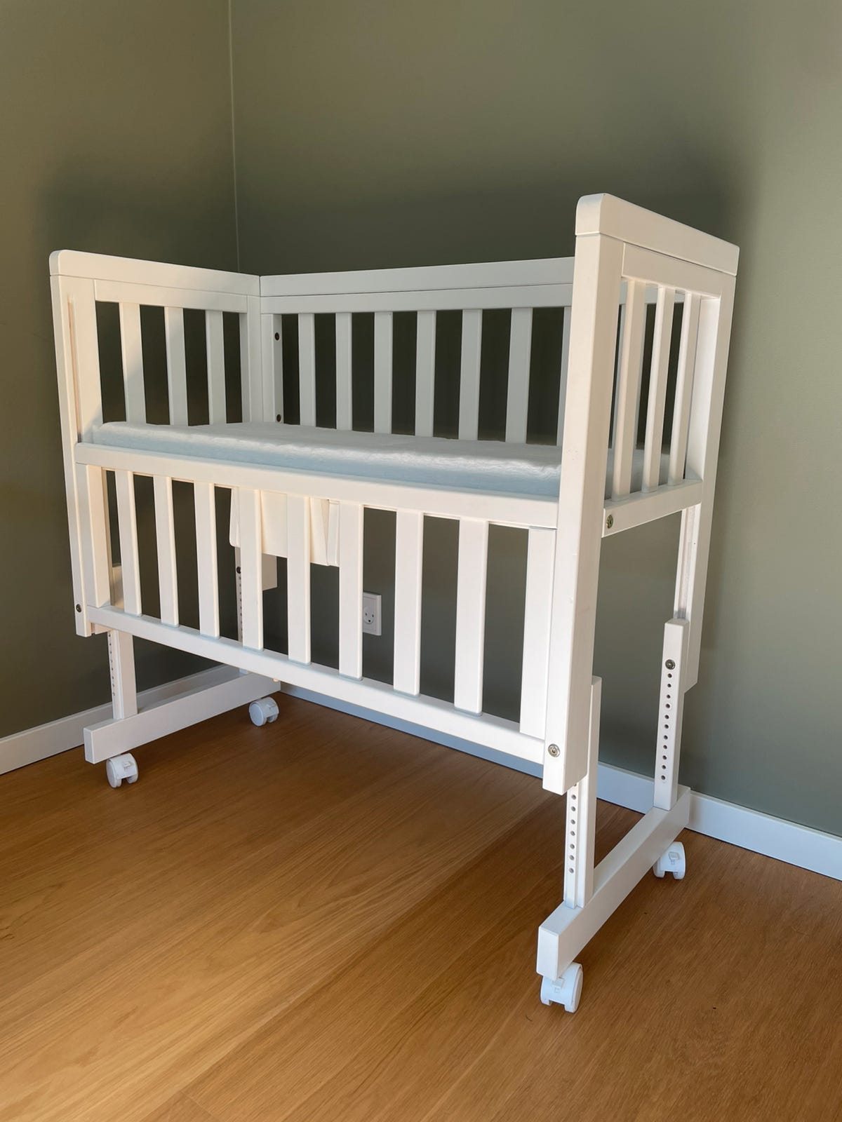 Bedside crib | DBA