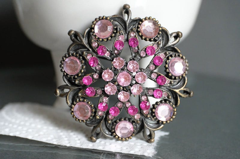 Smuk Broche i pink og lyserød med facetslebne perler | DBA