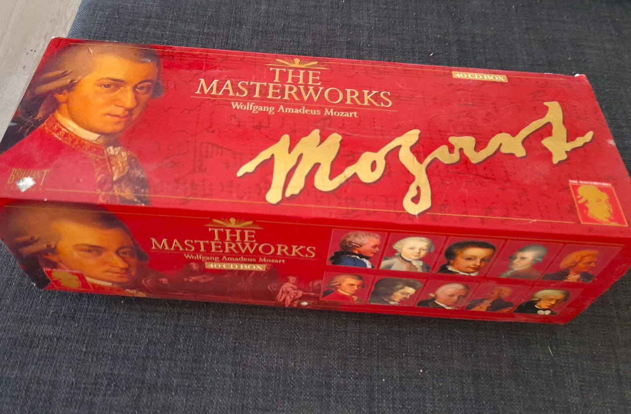CD'er WOLFGANG AMADEUS MOZART THE MASTERWORKS 40 CD BOX. Som