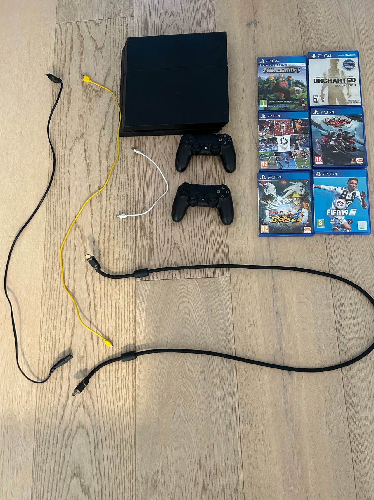 PlayStation 4 Konsol inkl. 2 controllere og 6 spil | DBA