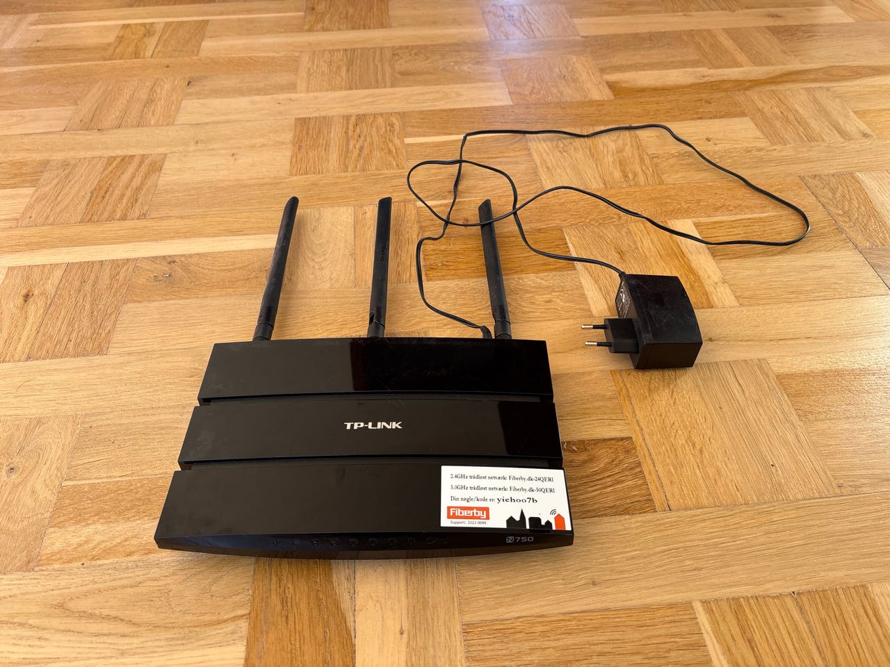 TP-Link Router med tre antenner og strømforsyning | DBA