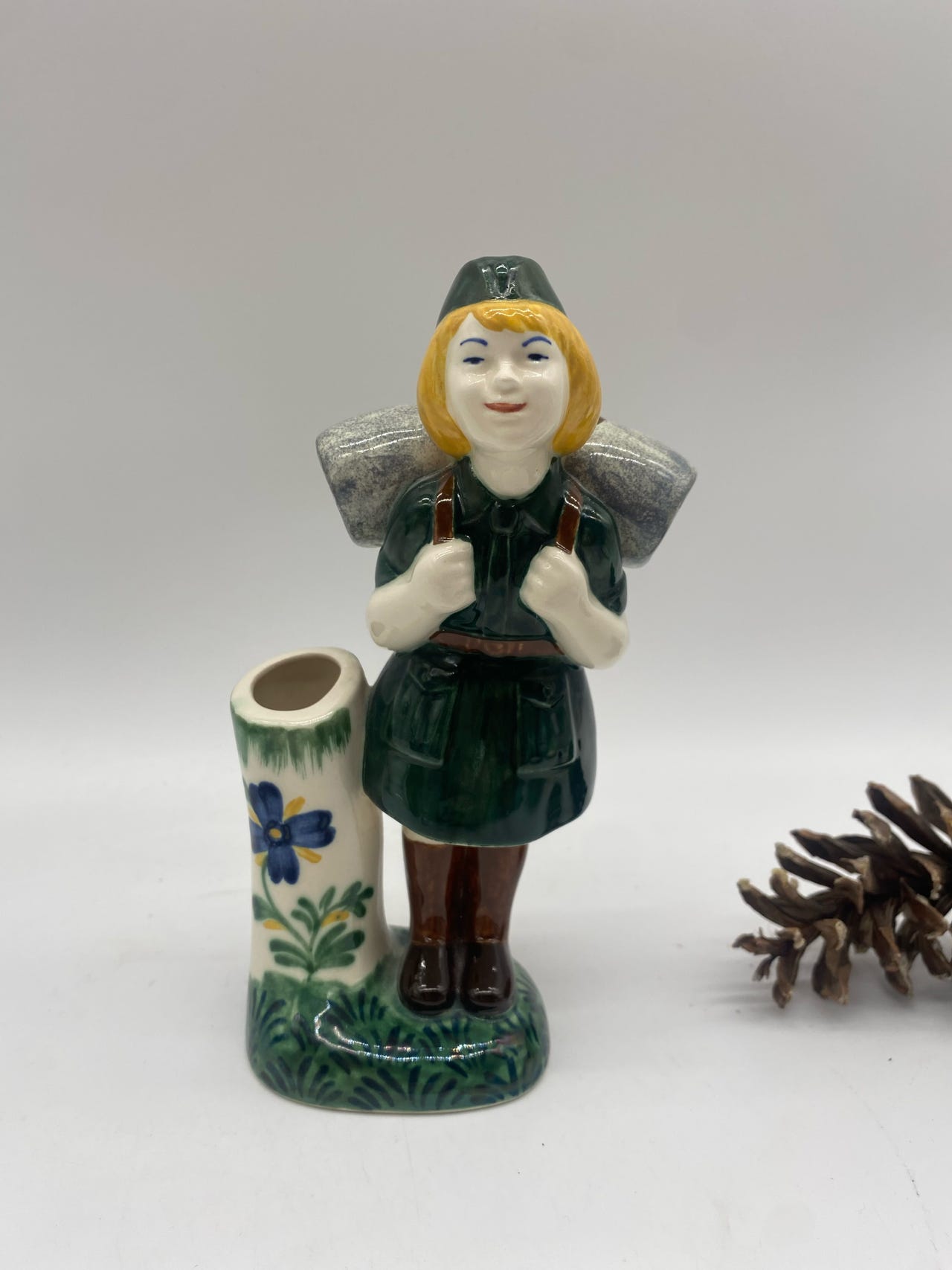 Aluminia Børnehjælpsdagsfigur, Grøn pigespejder fra 1962. Måler højde ...