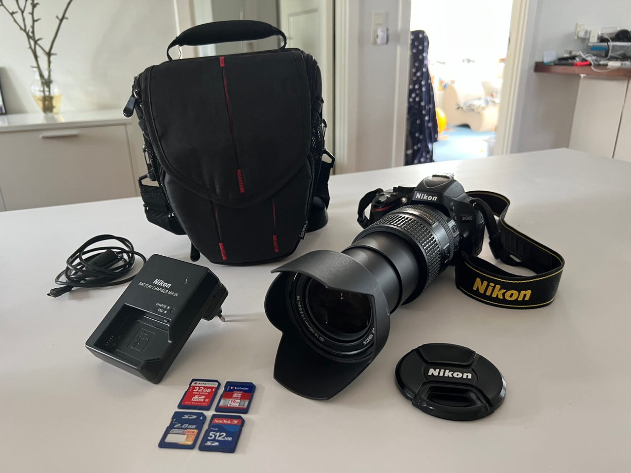 nikon-d5100-med-18-300mm-objektiv-kamerataske-charger-og