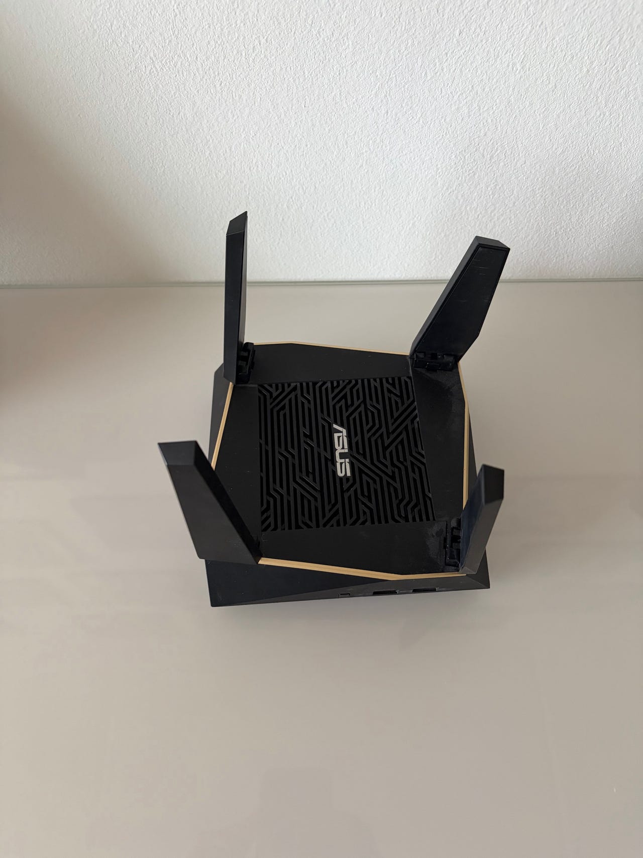 ASUS Router med fire antenner og flere porte | DBA