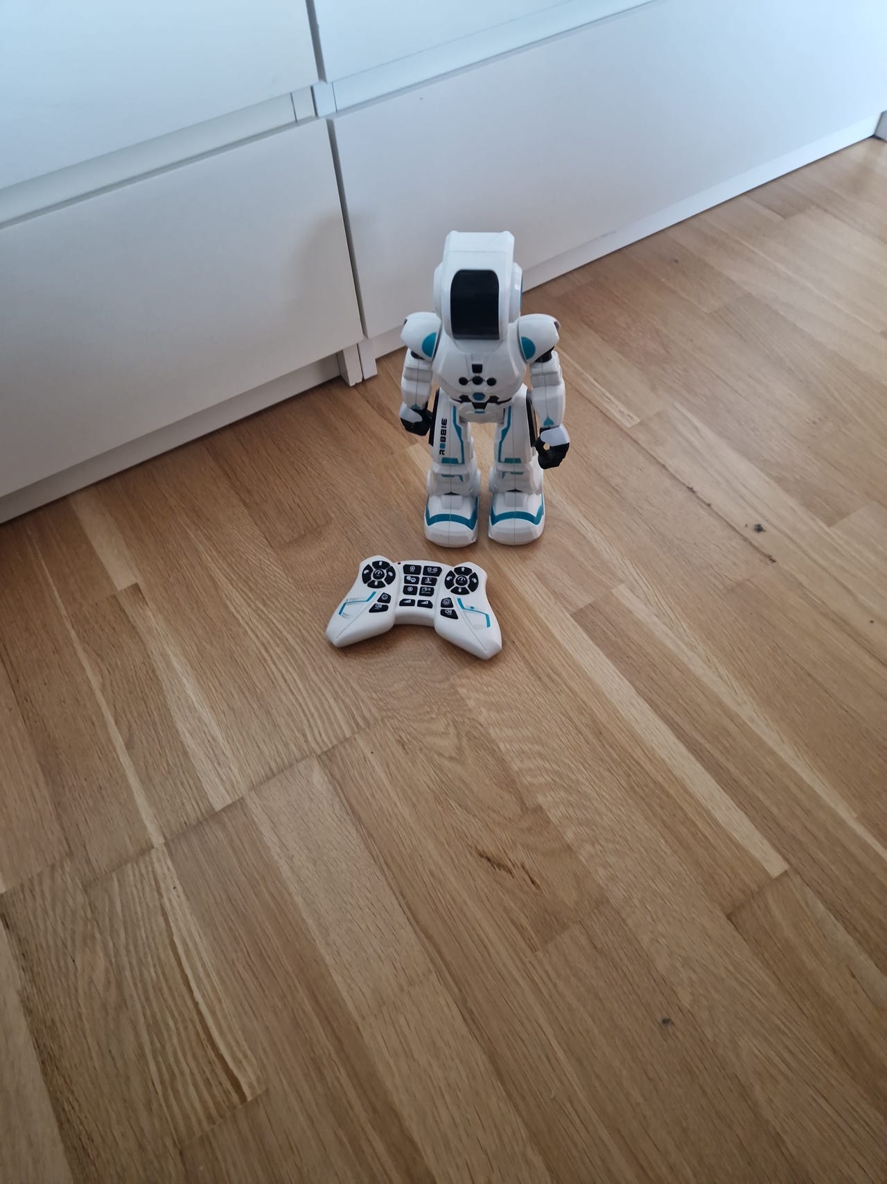 Fjernstyret robot med controller Ca. 28 cm høj. | DBA