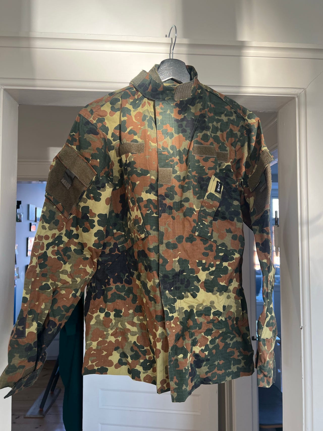 milit-r-outdoor-s-t-jakke-bukser-vest-hjelm-taske-flecktarn