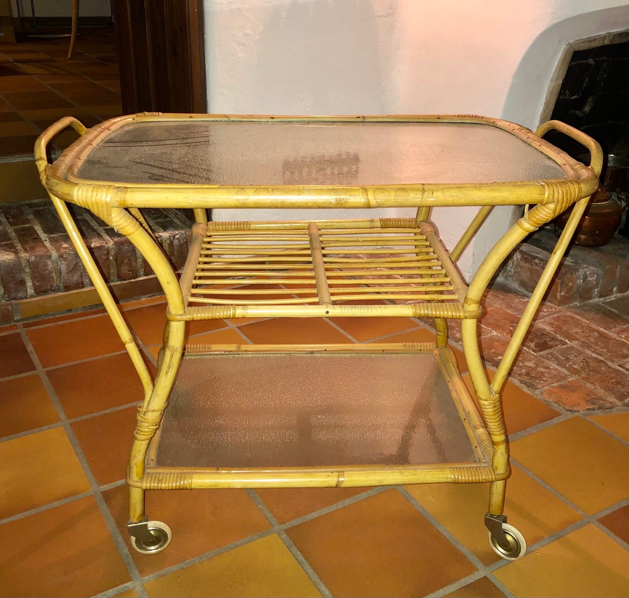 smukt-gammelt-rattan-sofabord-med-hjul-dba