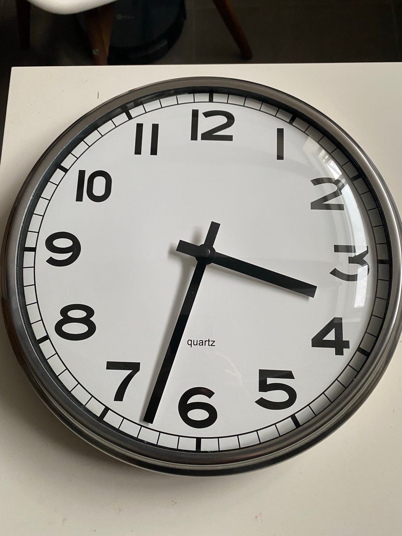 Quartz vægur rund sort og hvid | DBA