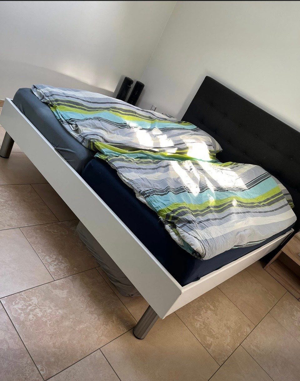 IKEA seng med hvid ramme og sort polstret hovedgærde | DBA