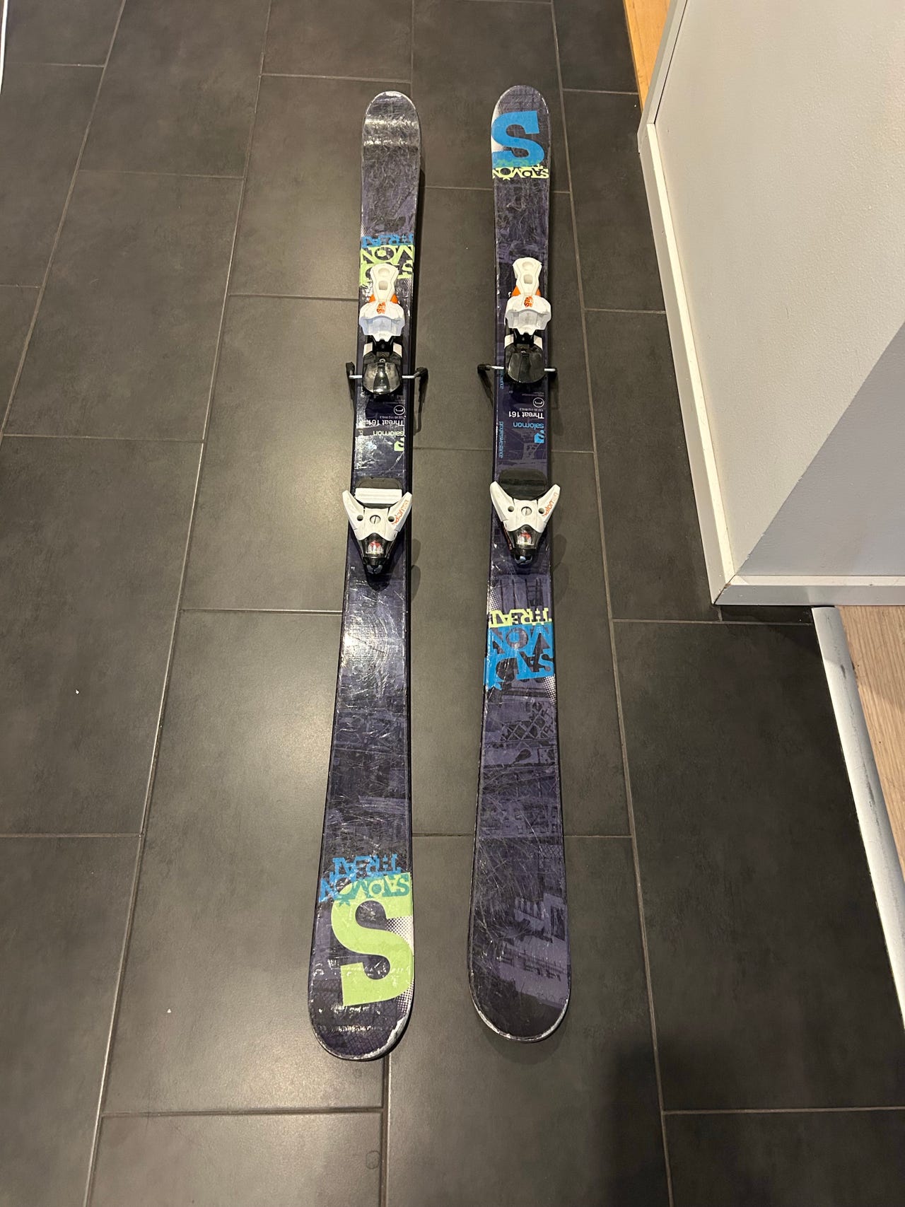 Salomon Threat 161 Twin Tip Ski med bindinger | DBA