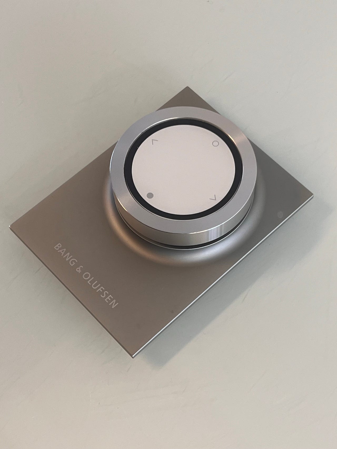 Bang & Olufsen BeoRemote Essence – bordmodel – original aluminium | DBA