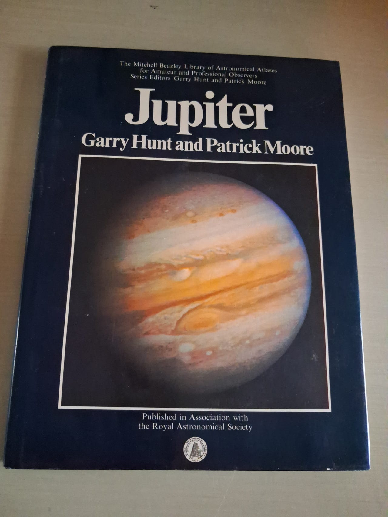 Garry Hunt og Patrick Moore Jupiter bog | DBA
