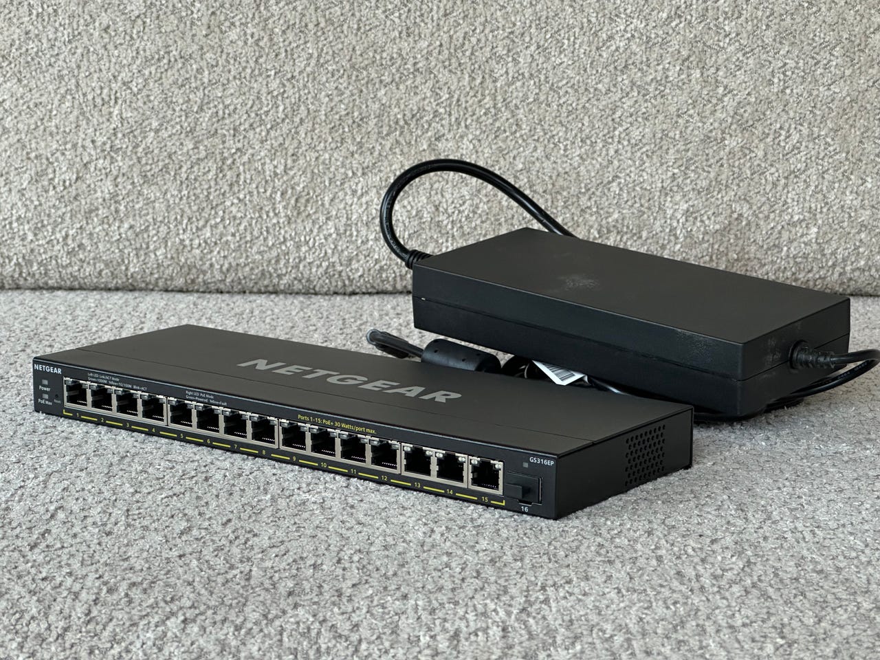 Netgear GS316EP – 16-port Gigabit PoE+ switch med SFP | DBA