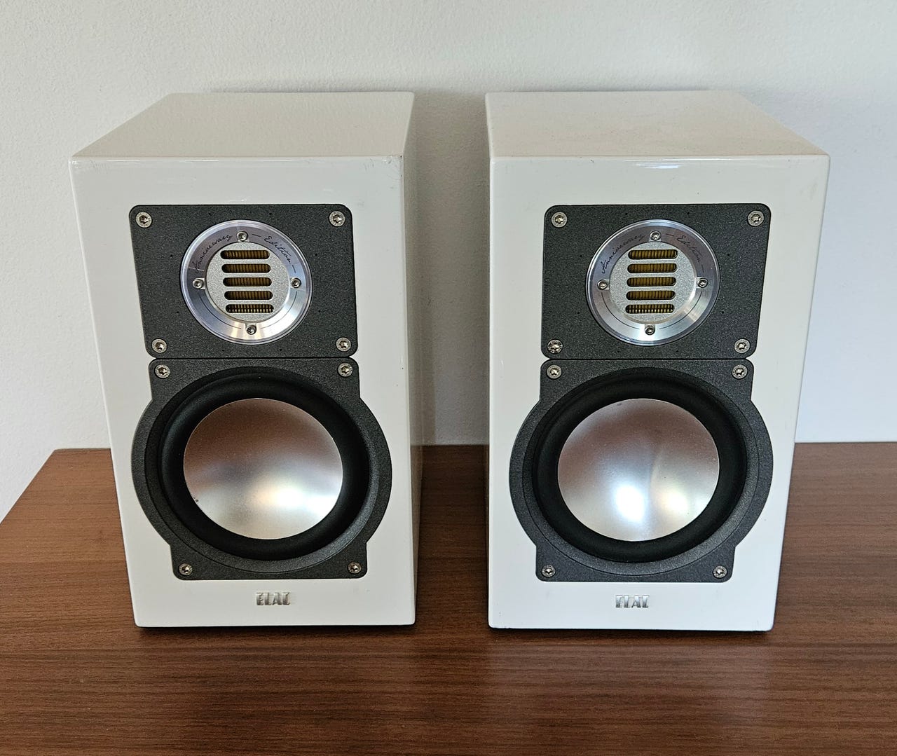 ELAC BS 203 Anniversary Edition | DBA