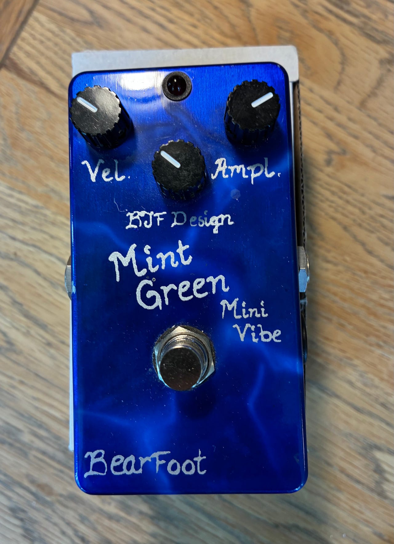 BearFoot Mint Green Mini Vibe guitarpedal | DBA