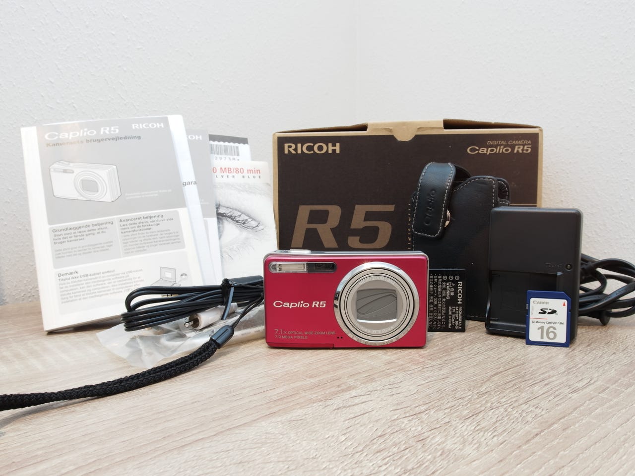 Ricoh Caplio R5 i bordeaux/rød (Komplet samlerkit m. æske, taske
