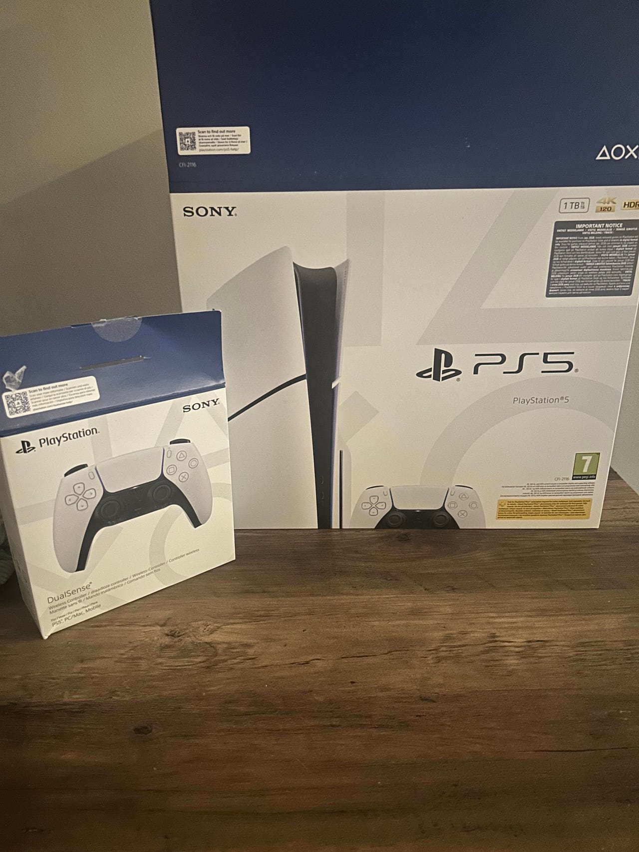helt ny PlayStation 5 med disc-drev og 1 TB lagerplads + ekstra ...