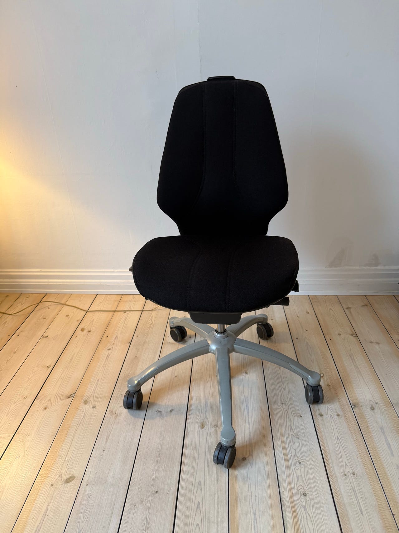 RH logic 300 ergonomisk kontorstol | DBA