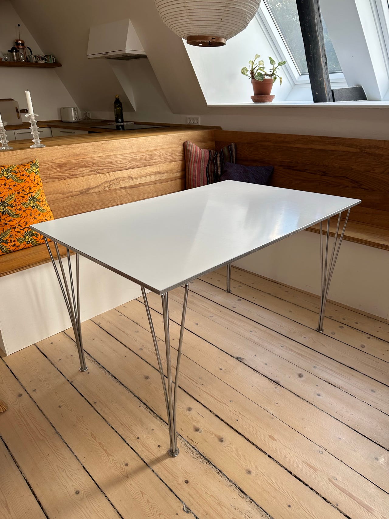 Fritz Hansen Piet Hein bord hvid med stålben | DBA