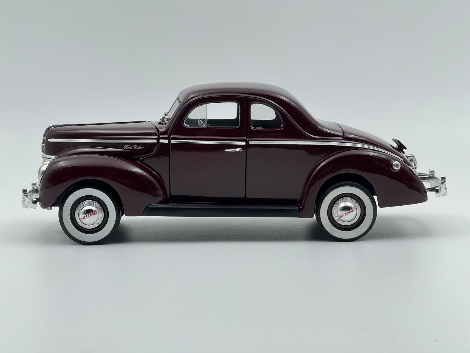 UH EAGLE'S RACE Voiture 1/18 1:18 Ford Deluxe coupé 1940 UH EAGLE'S RACE Voiture 1/18 1:18 Ford Deluxe coupé 1940