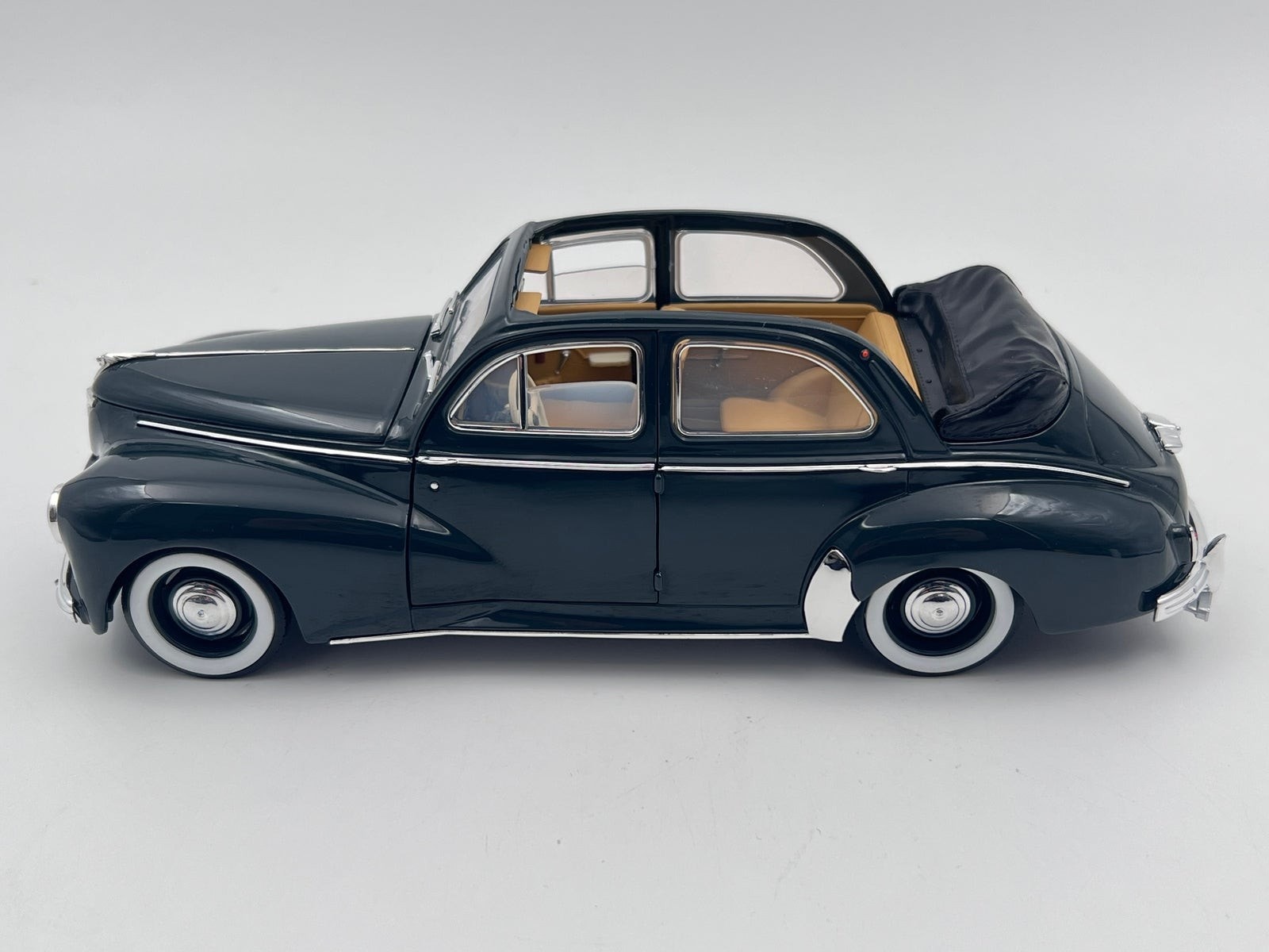 Solido 1/18 – Peugeot 203 Découvrable 1954 – Rouge – Miniature Neuve