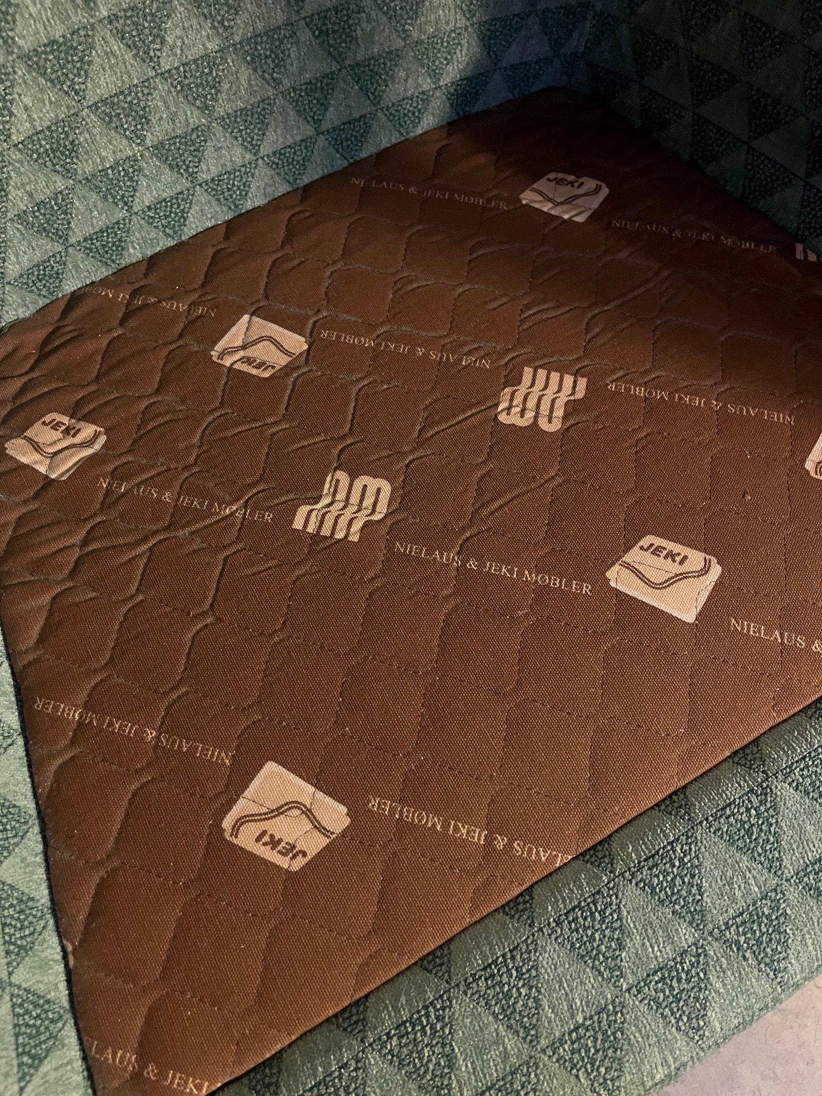 Nielaus & Jeki stole | DBA