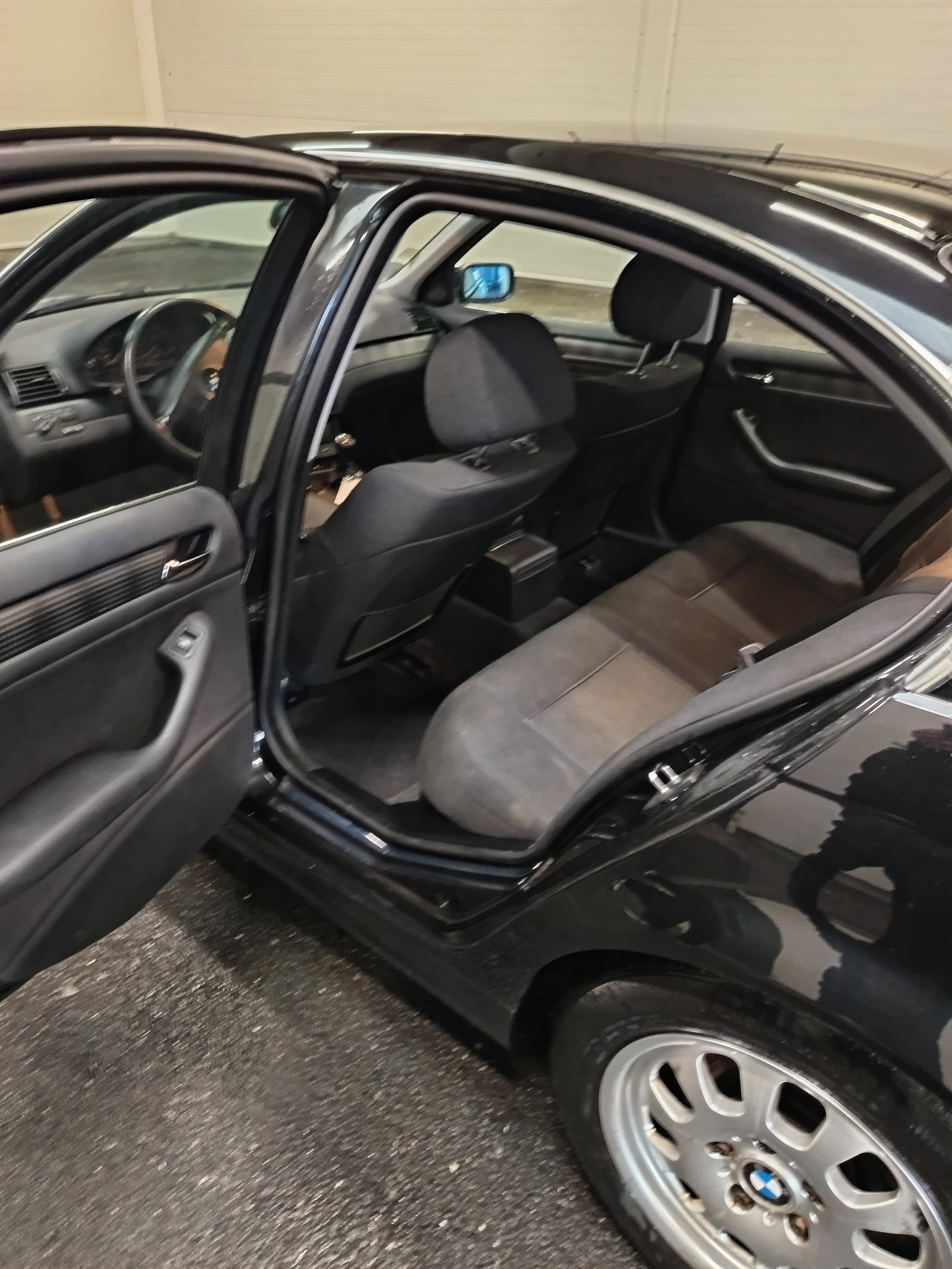 BMW 325i til salg hos Nabilli