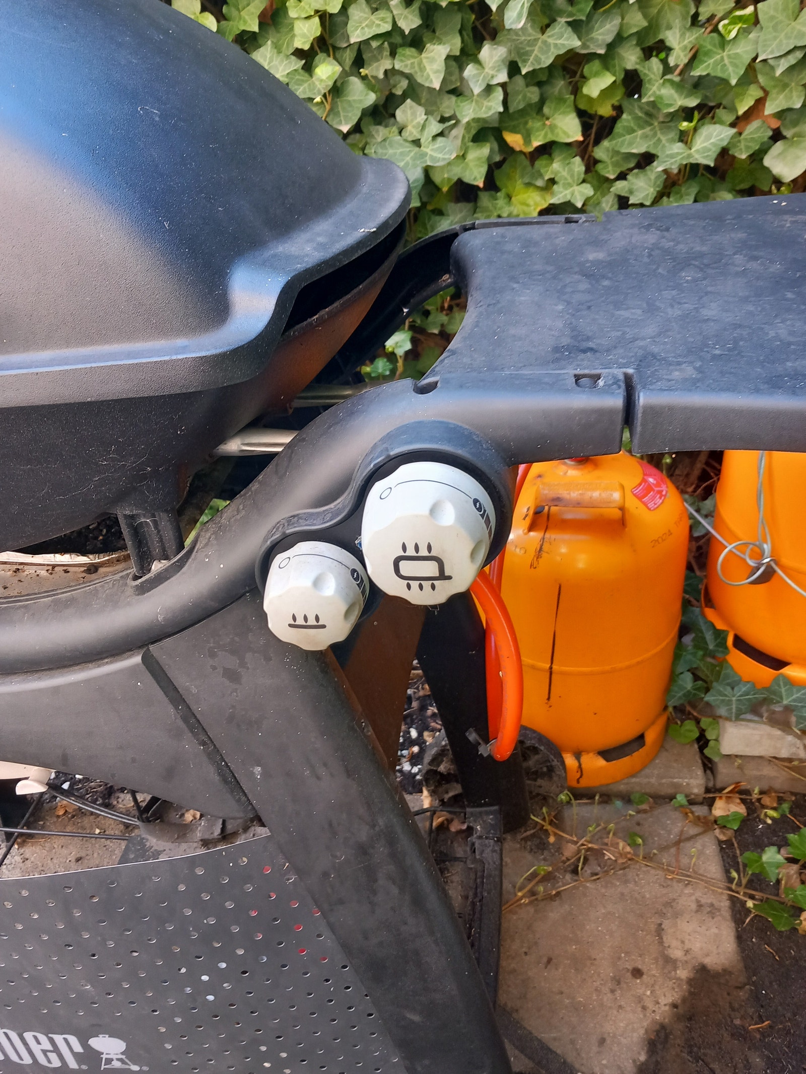 Weber Q gasgrill med termometer og sideborde | DBA