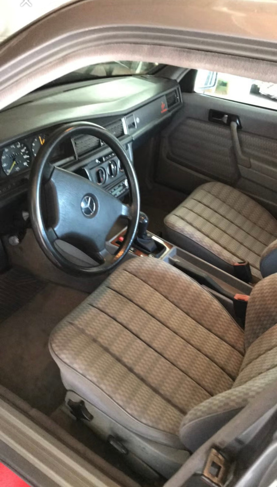 Mercedes 190 til salg hos Nabilli