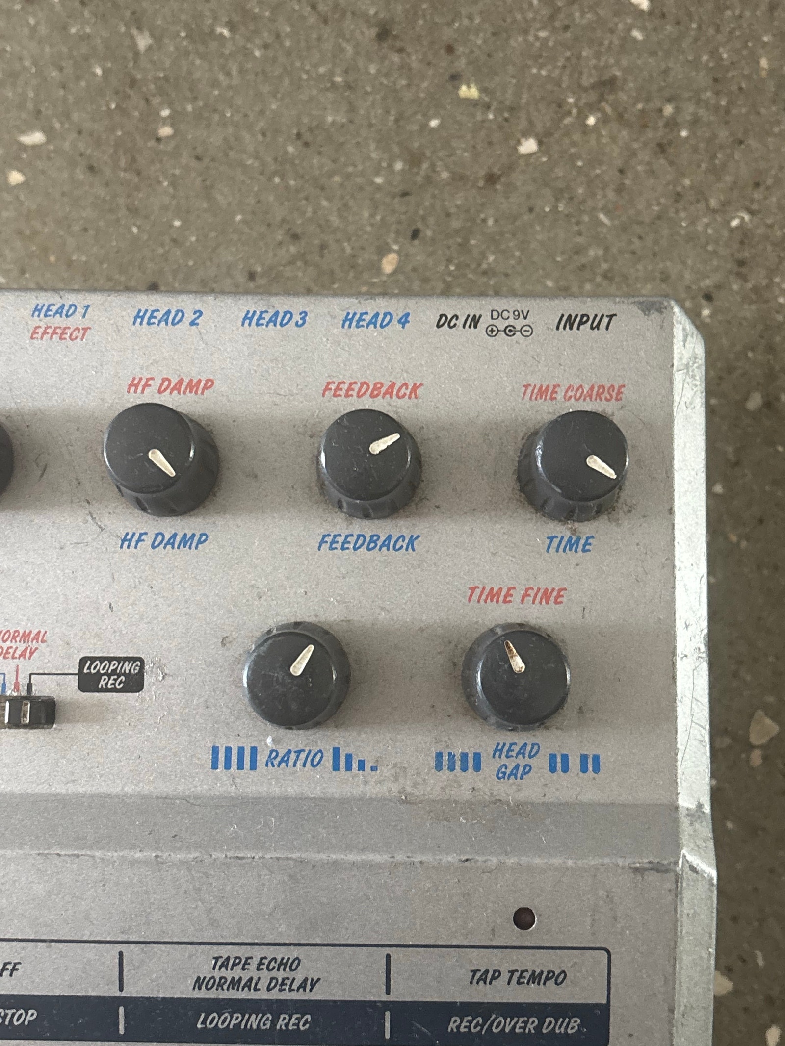 Akai Headrush E1 guitar effektpedal delay/looper | DBA
