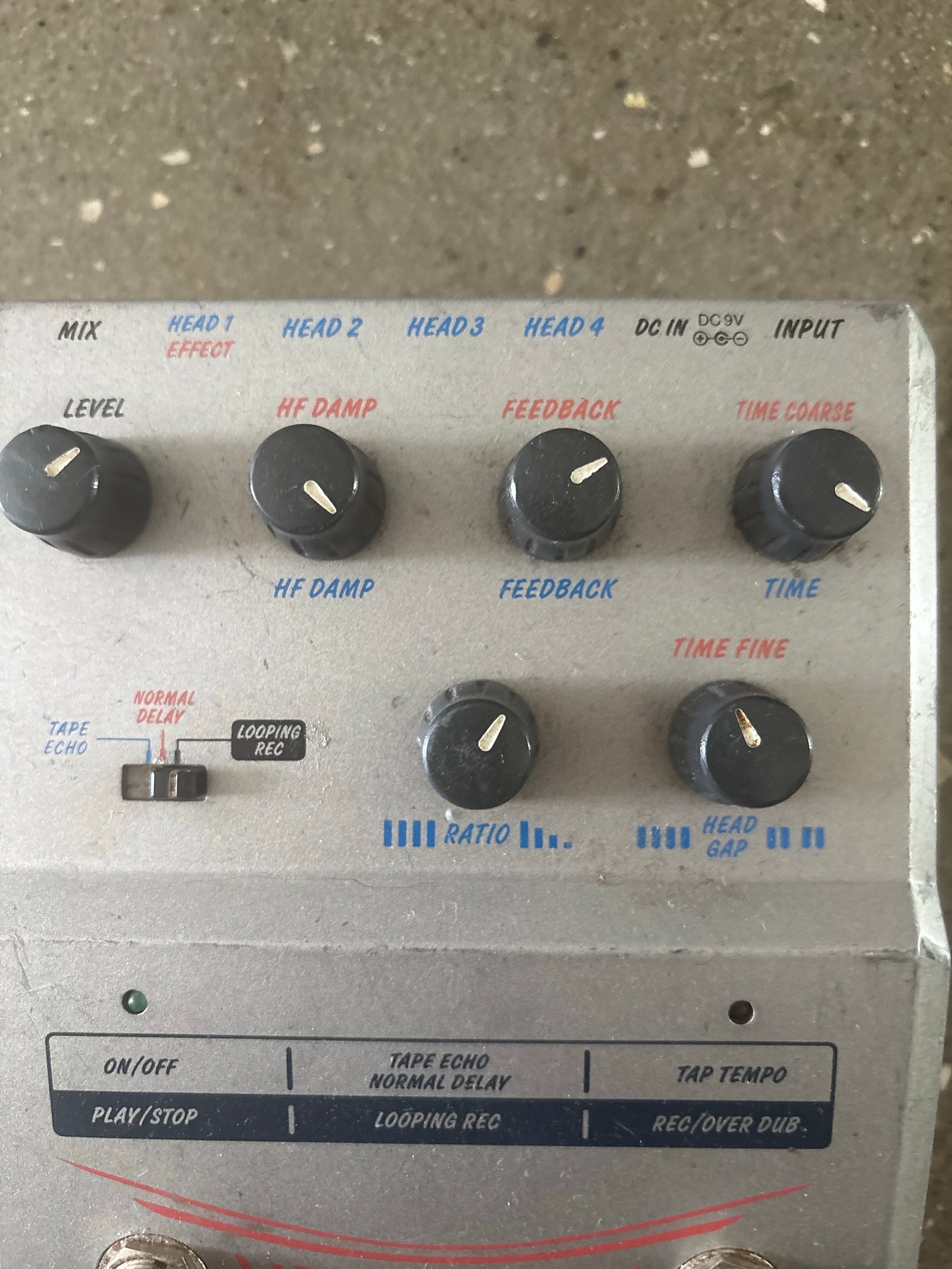 Akai Headrush E1 guitar effektpedal delay/looper | DBA