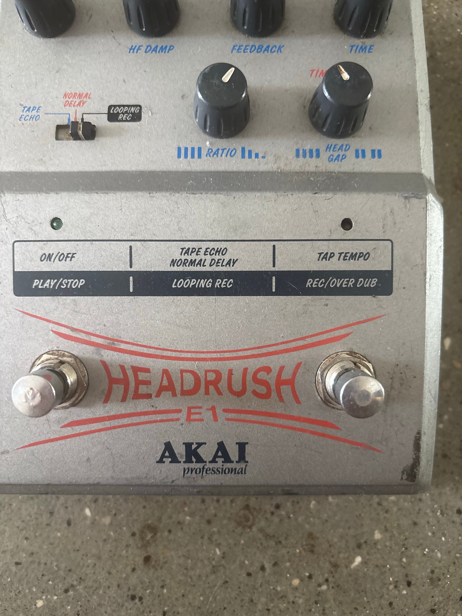 Akai Headrush E1 guitar effektpedal delay/looper | DBA