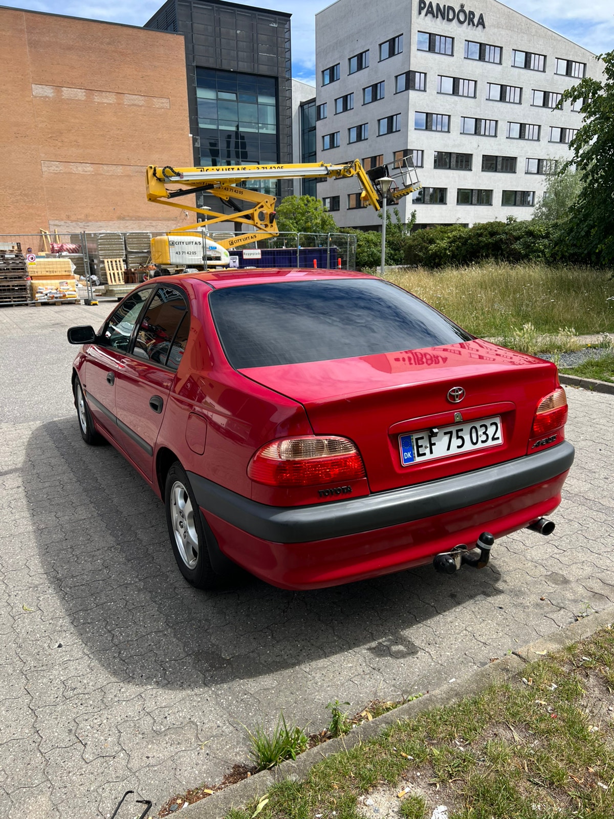 Toyota Avensis til salg hos Nabilli
