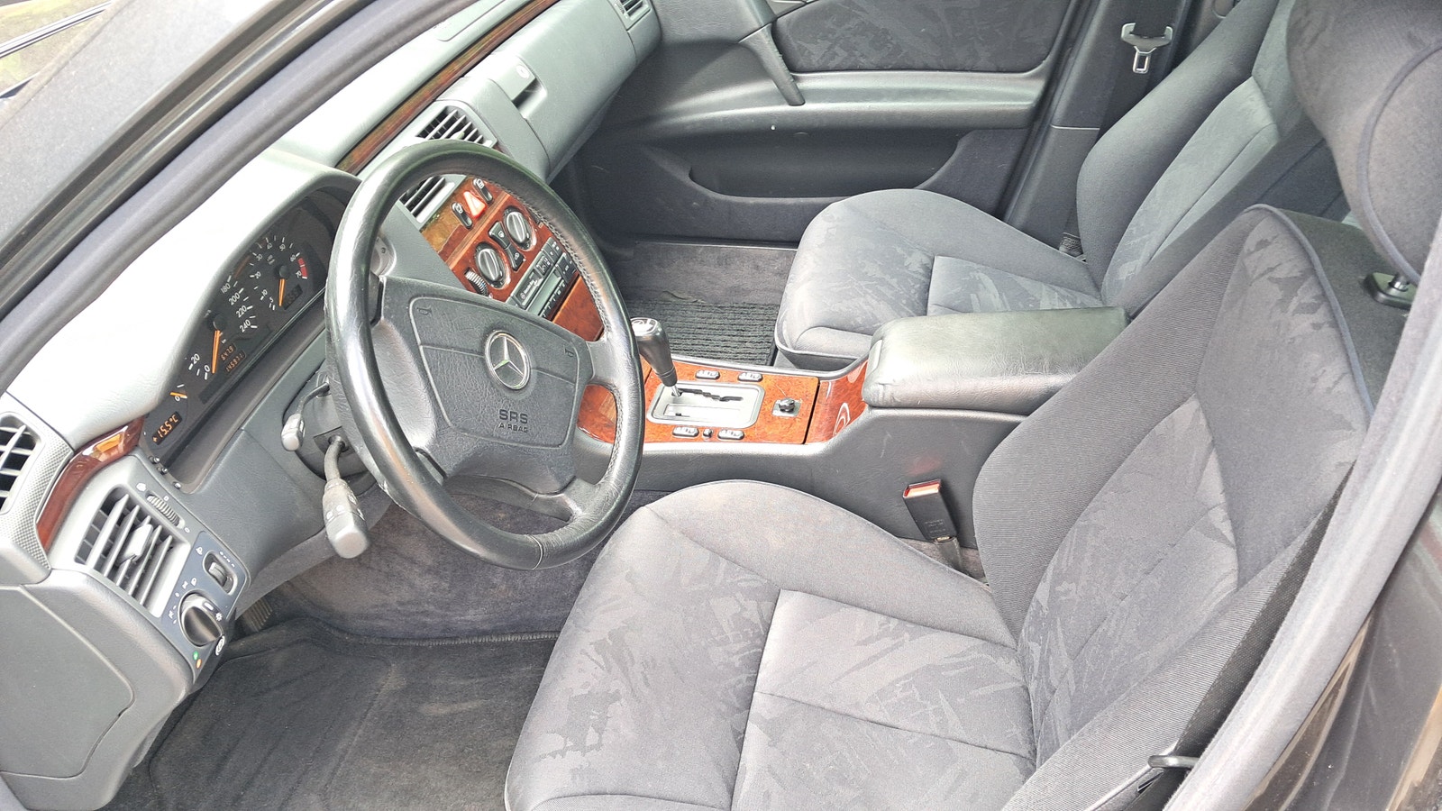 Mercedes E200 til salg hos Nabilli