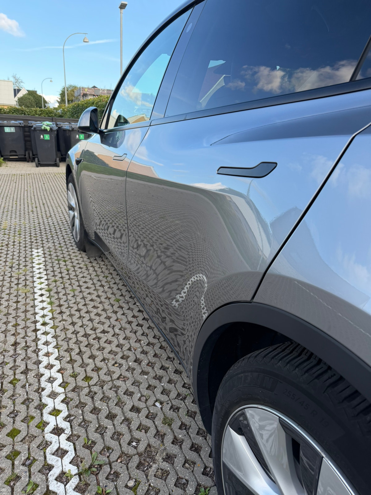Tesla Model Y til salg hos Nabilli