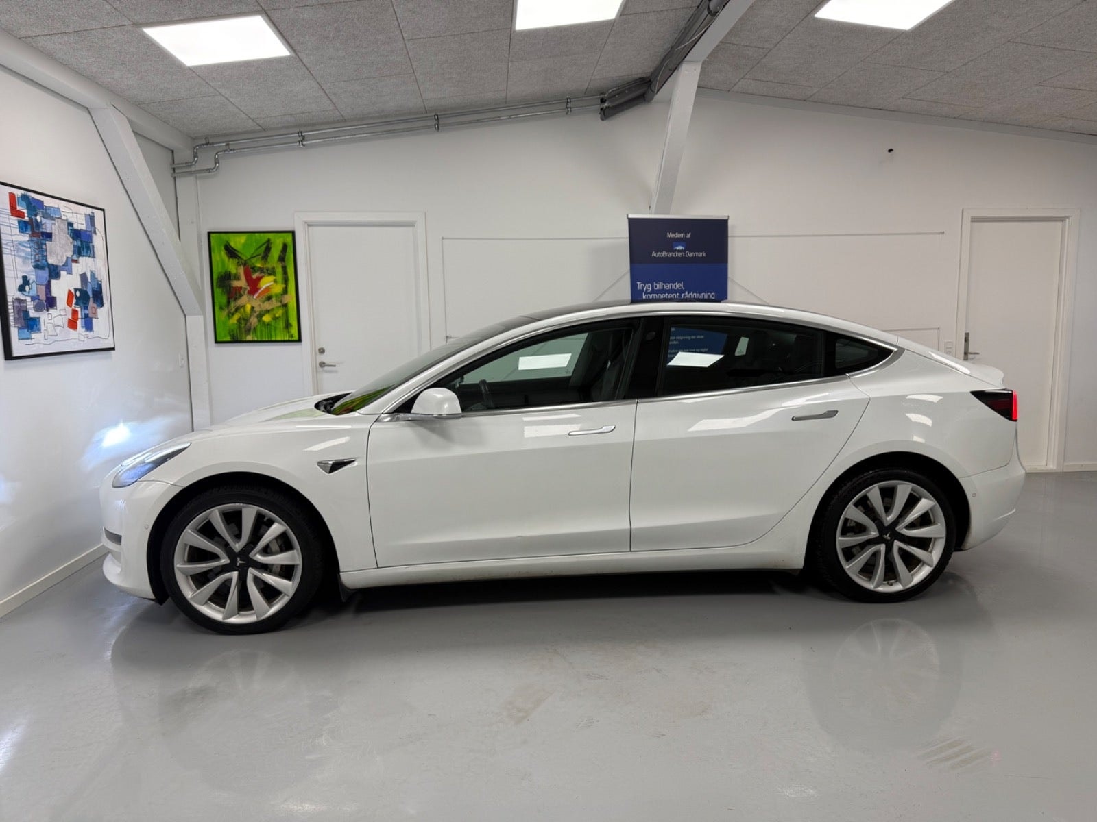 Tesla Model 3 til salg hos Nabilli