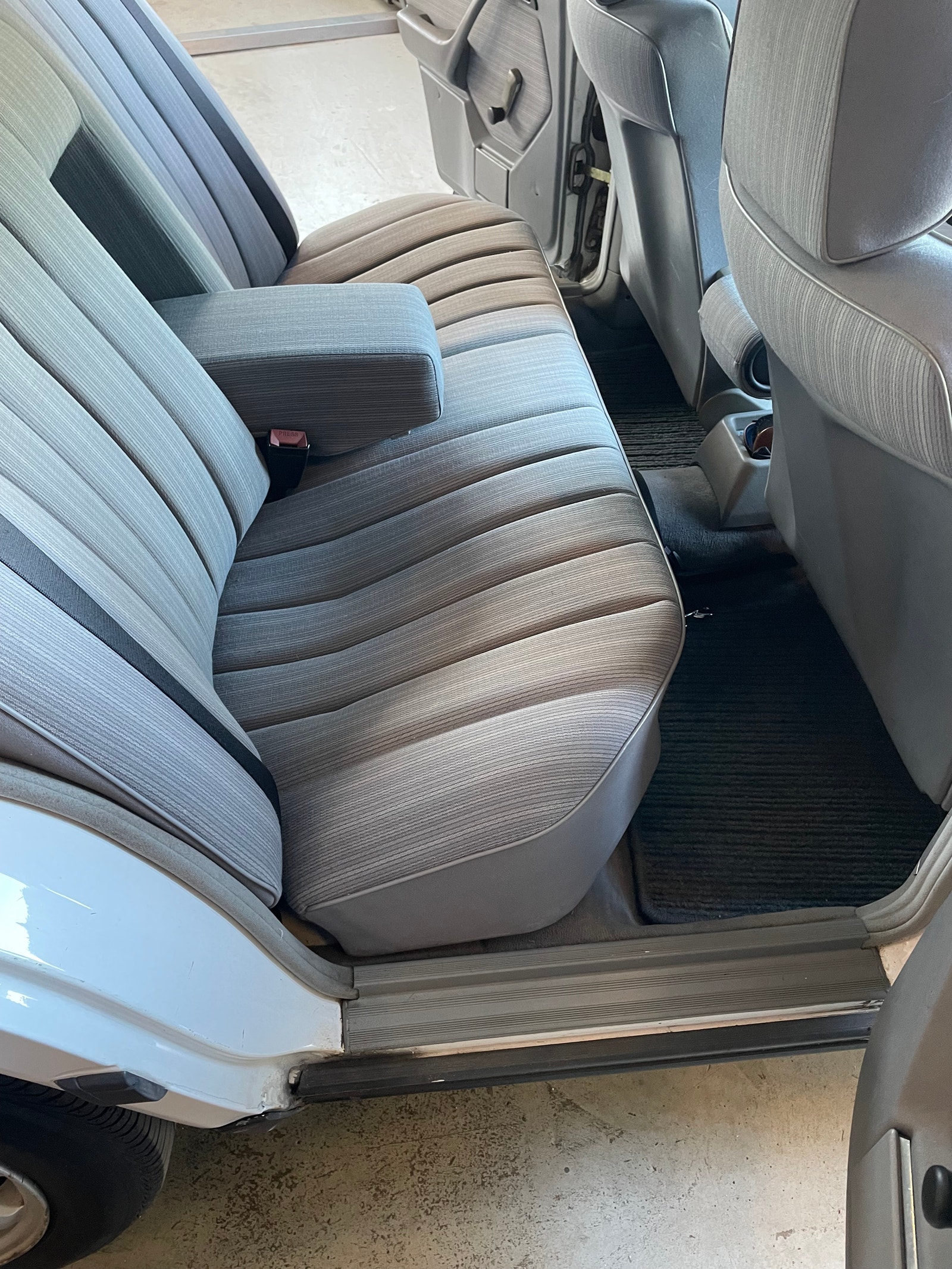 Mercedes 230 E til salg hos Nabilli