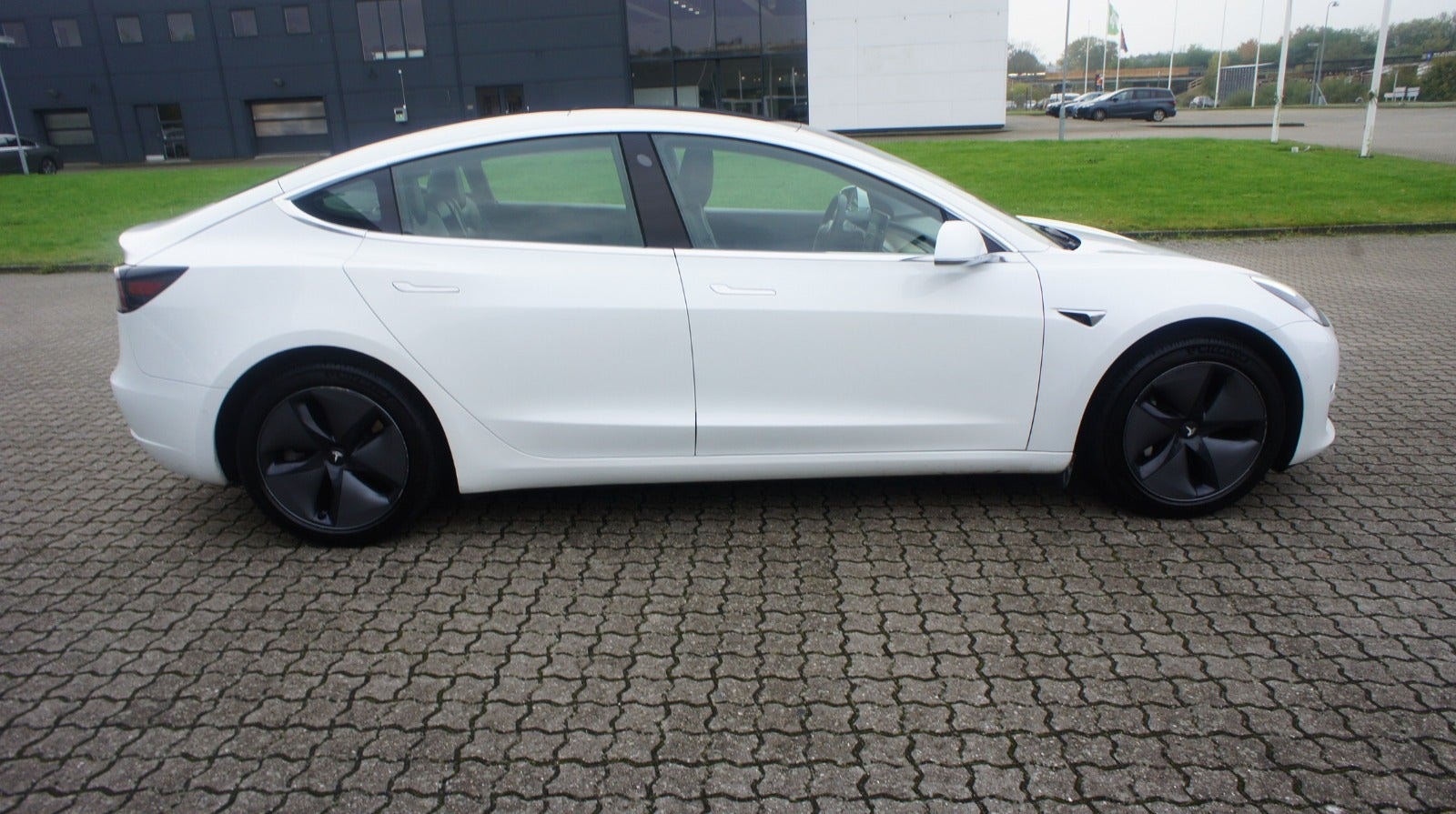 Tesla Model 3 til salg hos Nabilli