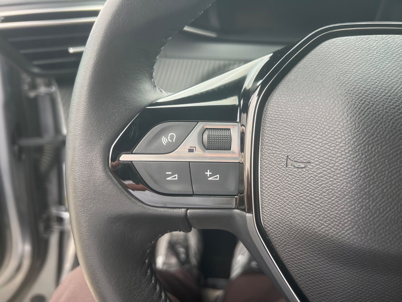 Peugeot e-2008 til salg hos Nabilli
