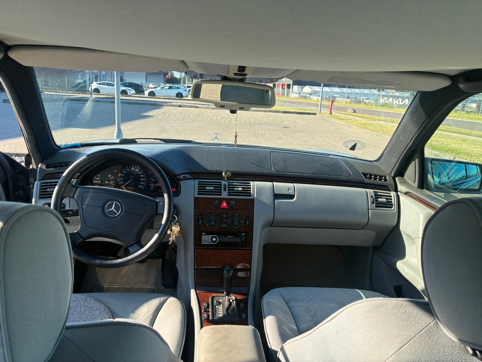 Mercedes E 230 til salg hos Nabilli