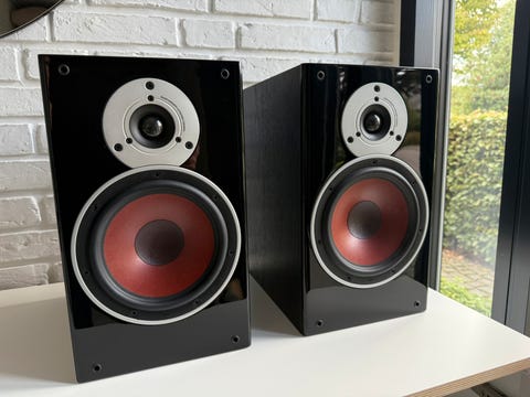 Dali zensor 3 højtalere i sort kabinet.  			