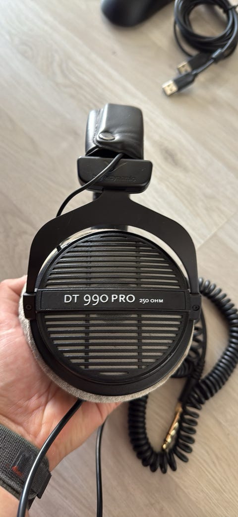 Beyerdynamic dt 990 pro 250 ohms høretelefoner  			