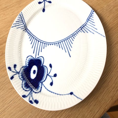 Naive, tallerken, rød keramikk
