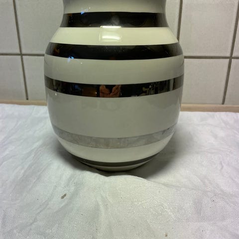 k-hler-sort-hvid-stribet-keramik-vase-og-sk-l-aldrig-brugt-f-et-i