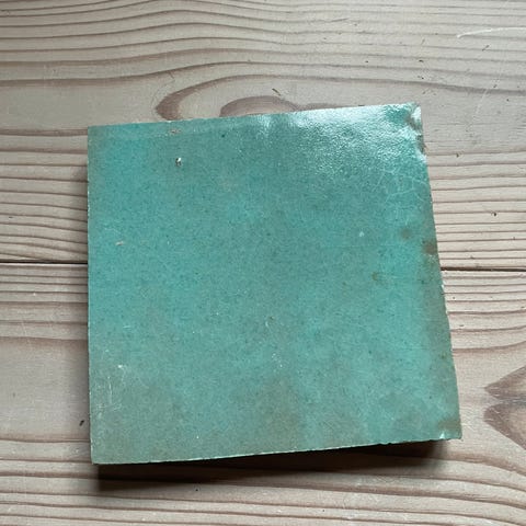 Mønstret gulvfliser i rosa, sort , hvid og orange | DBA