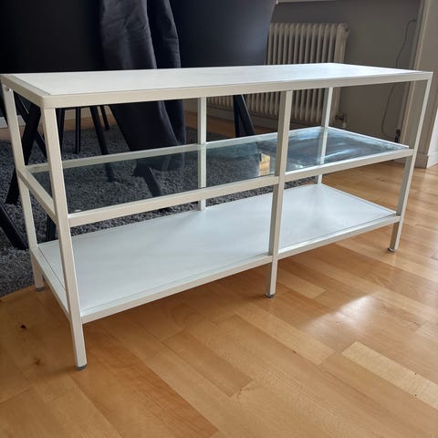 Hvid reol med plads til kurve og TV | DBA