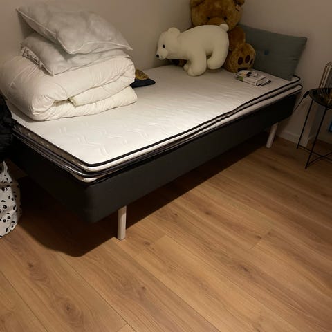 IKEA seng med hvid ramme og sort polstret hovedgærde | DBA